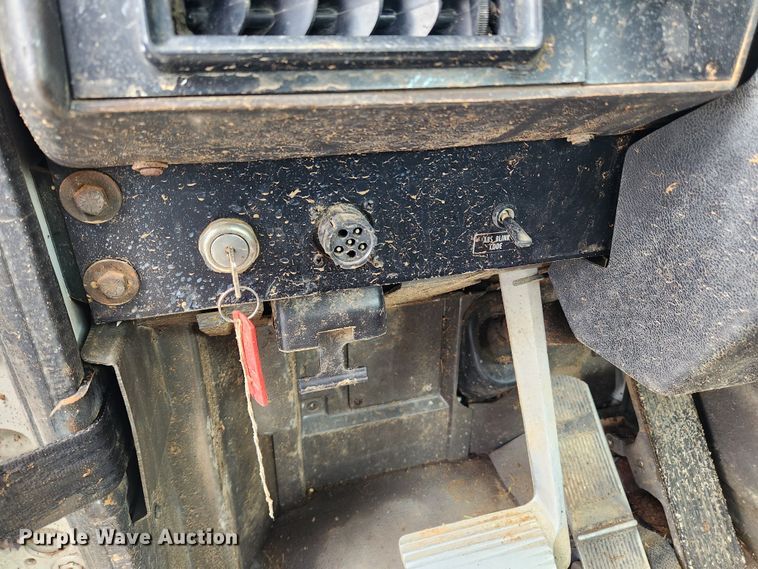 image for item JB9646 1998 International 9100  flatbed truck