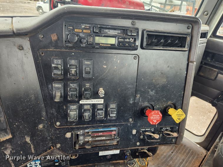 image for item JB9646 1998 International 9100  flatbed truck