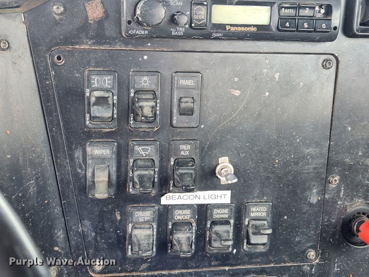 image for item JB9646 1998 International 9100  flatbed truck