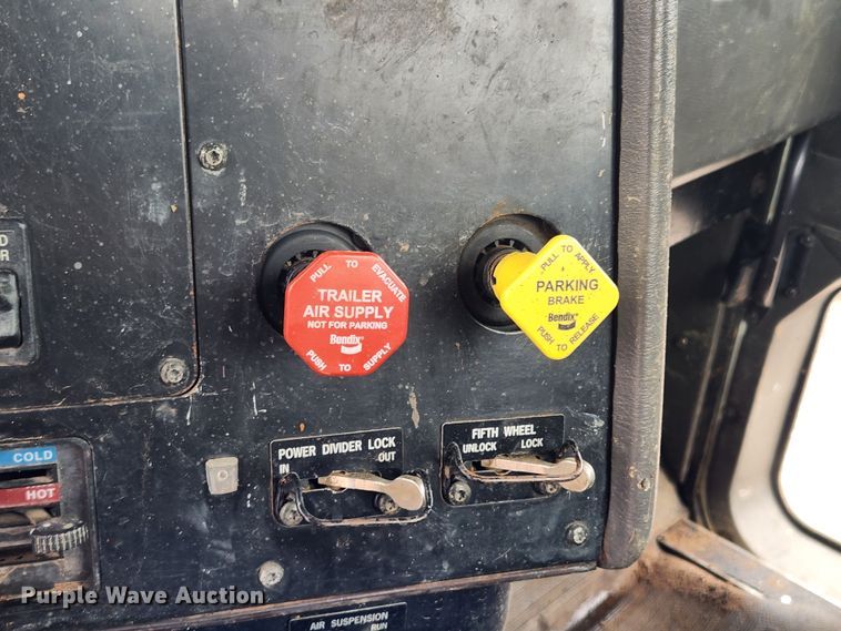 image for item JB9646 1998 International 9100  flatbed truck