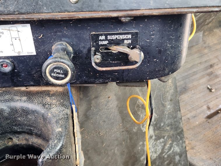 image for item JB9646 1998 International 9100  flatbed truck