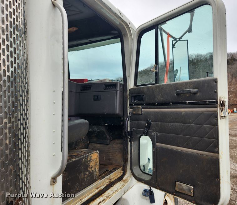 image for item JB9646 1998 International 9100  flatbed truck