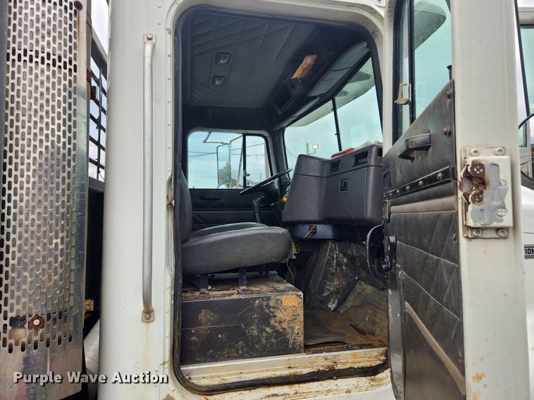 image for item JB9646 1998 International 9100  flatbed truck