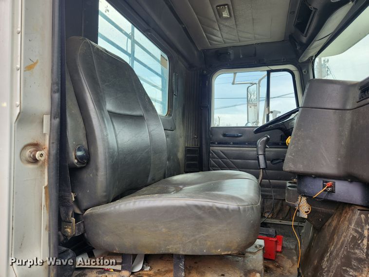 image for item JB9646 1998 International 9100  flatbed truck