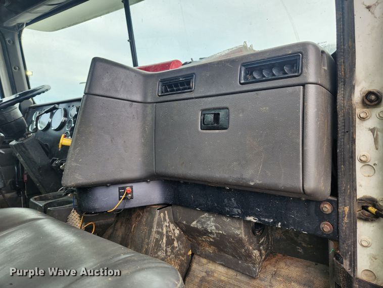 image for item JB9646 1998 International 9100  flatbed truck