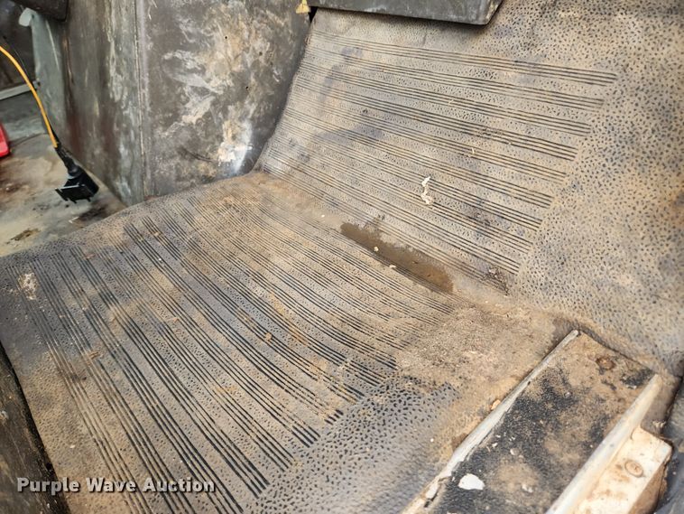 image for item JB9646 1998 International 9100  flatbed truck