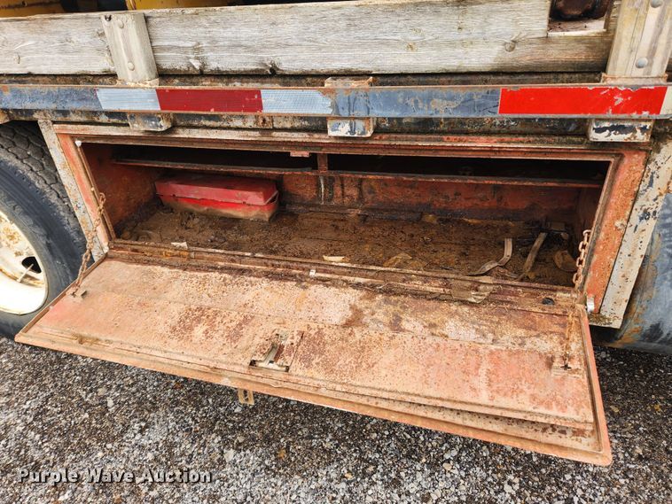 image for item JB9646 1998 International 9100  flatbed truck