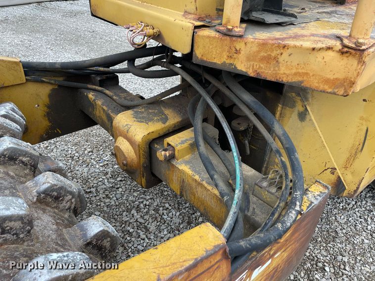 image for item JC9961 Caterpillar CP-323  single drum roller