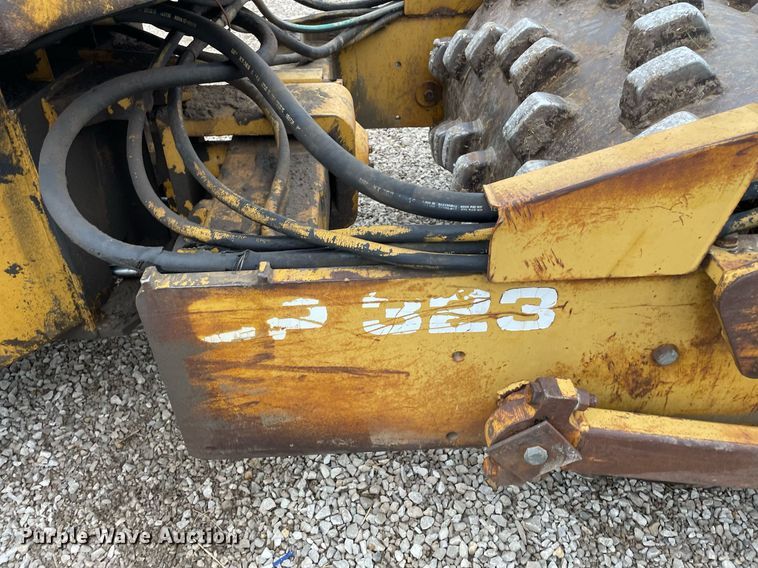 image for item JC9961 Caterpillar CP-323  single drum roller