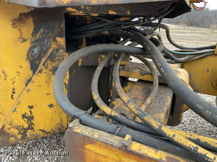 image for item JC9961 Caterpillar CP-323  single drum roller