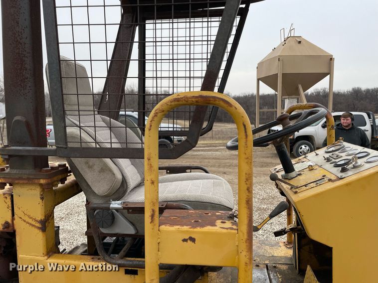 image for item JC9961 Caterpillar CP-323  single drum roller