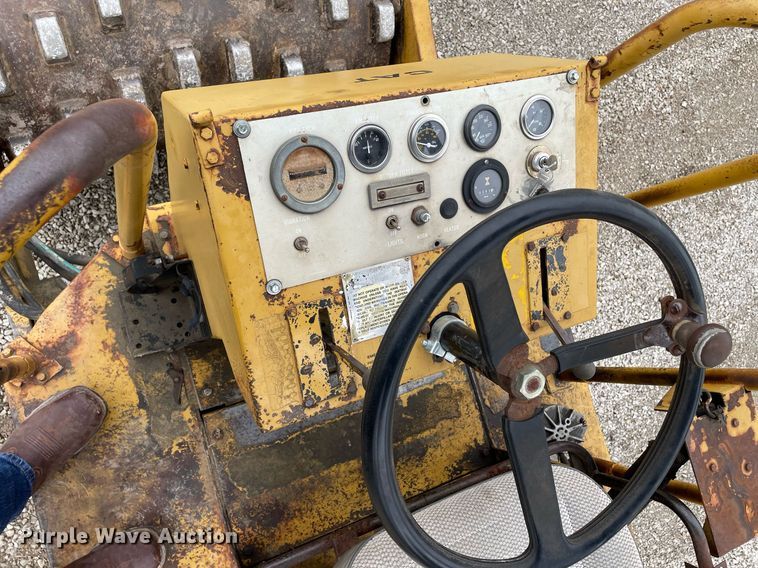 image for item JC9961 Caterpillar CP-323  single drum roller