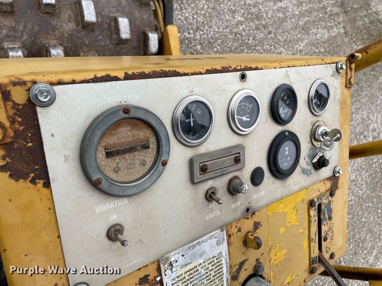 image for item JC9961 Caterpillar CP-323  single drum roller