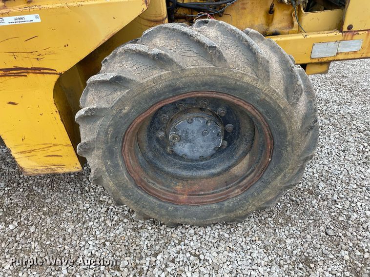 image for item JC9961 Caterpillar CP-323  single drum roller