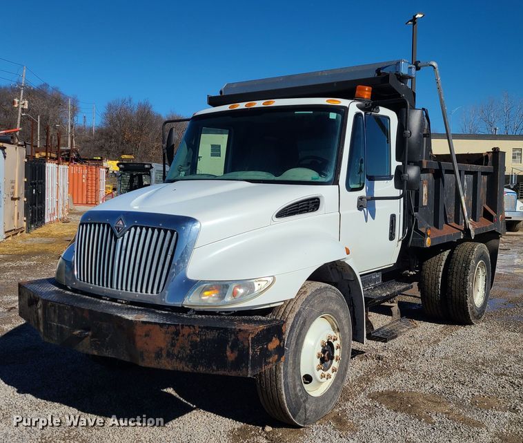 image for item JG9452 2004 International 4400  dump truck