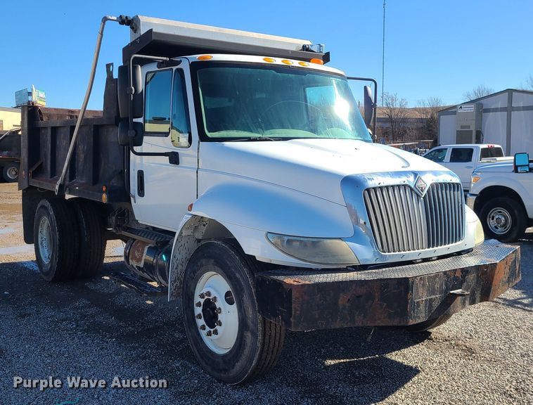 image for item JG9452 2004 International 4400  dump truck