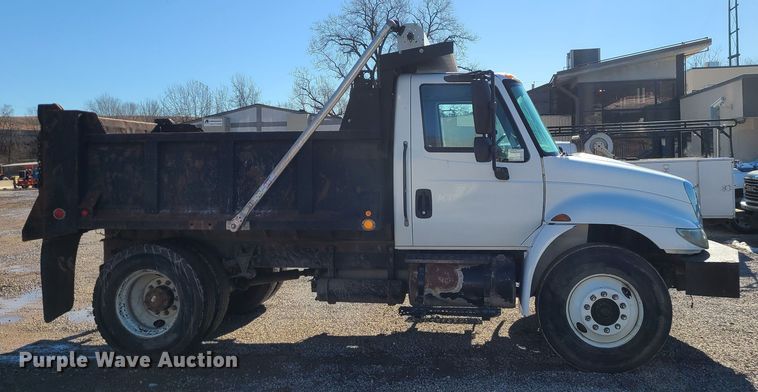 image for item JG9452 2004 International 4400  dump truck