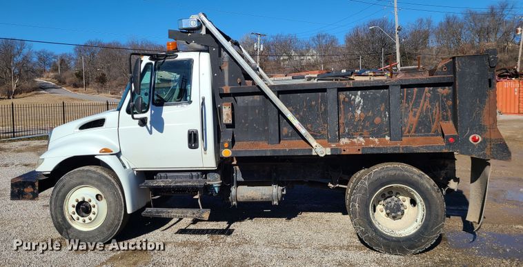 image for item JG9452 2004 International 4400  dump truck