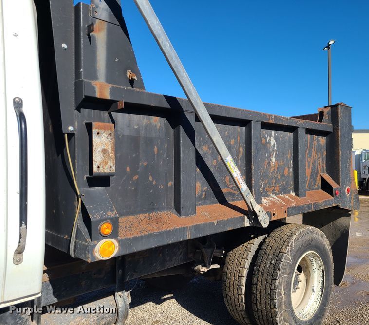 image for item JG9452 2004 International 4400  dump truck