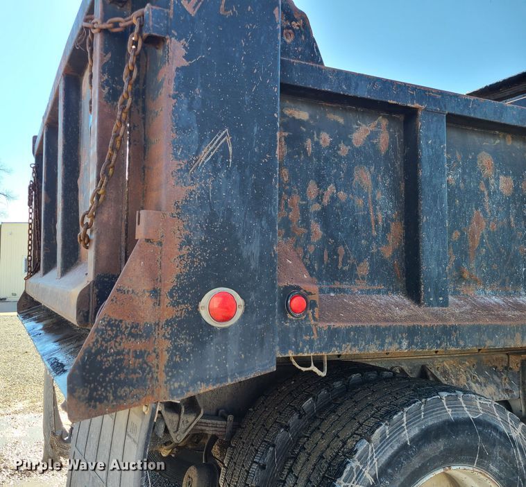 image for item JG9452 2004 International 4400  dump truck