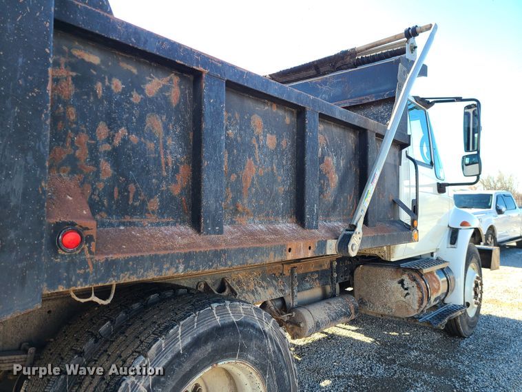 image for item JG9452 2004 International 4400  dump truck