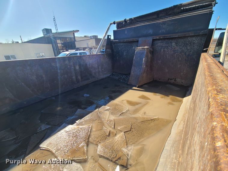 image for item JG9452 2004 International 4400  dump truck