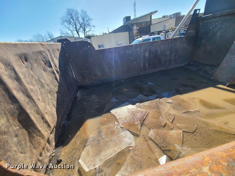 image for item JG9452 2004 International 4400  dump truck