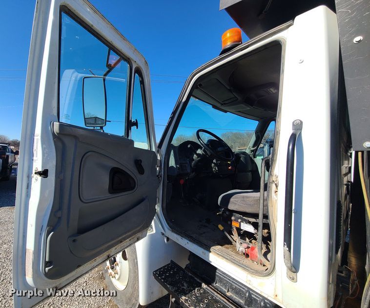 image for item JG9452 2004 International 4400  dump truck