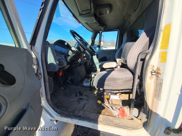 image for item JG9452 2004 International 4400  dump truck