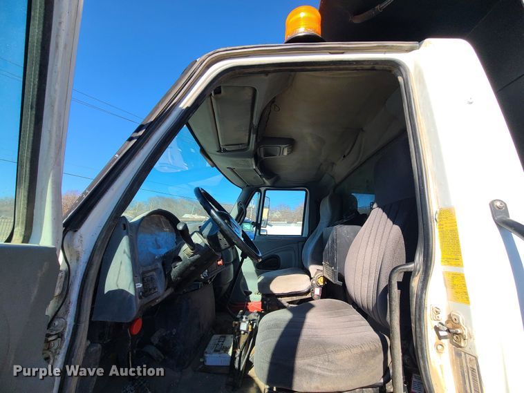 image for item JG9452 2004 International 4400  dump truck