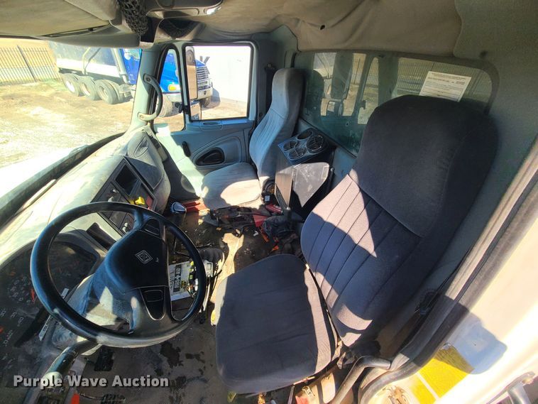 image for item JG9452 2004 International 4400  dump truck