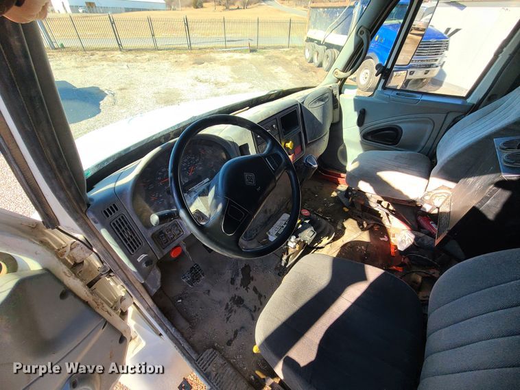 image for item JG9452 2004 International 4400  dump truck