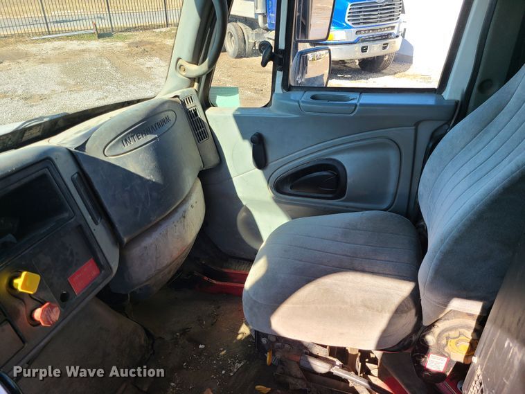 image for item JG9452 2004 International 4400  dump truck