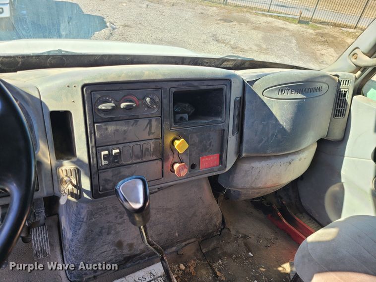 image for item JG9452 2004 International 4400  dump truck