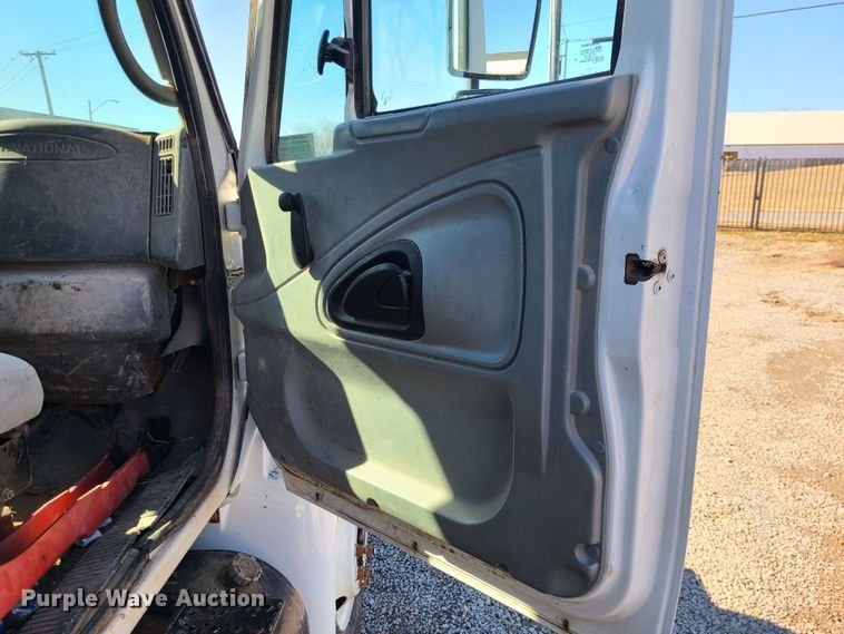 image for item JG9452 2004 International 4400  dump truck