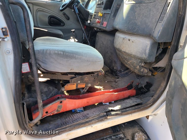 image for item JG9452 2004 International 4400  dump truck