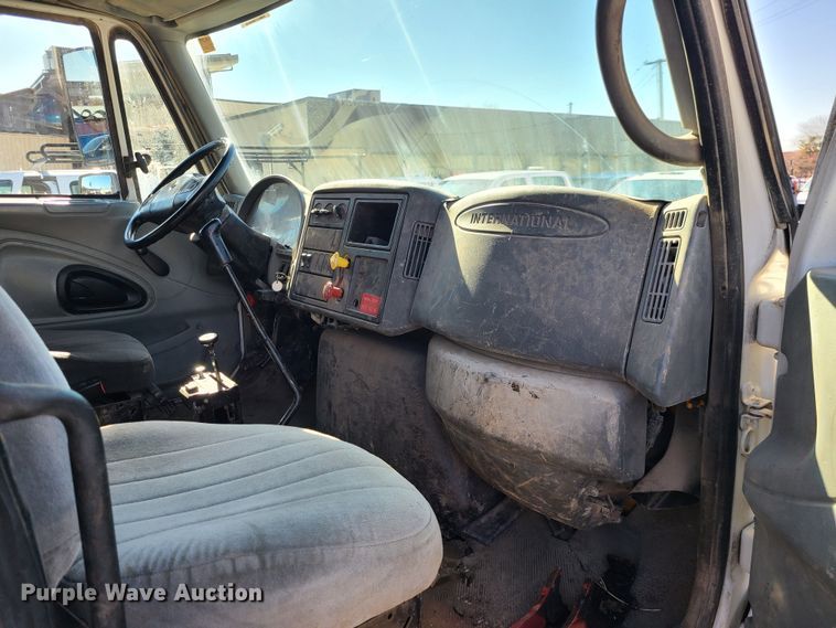 image for item JG9452 2004 International 4400  dump truck