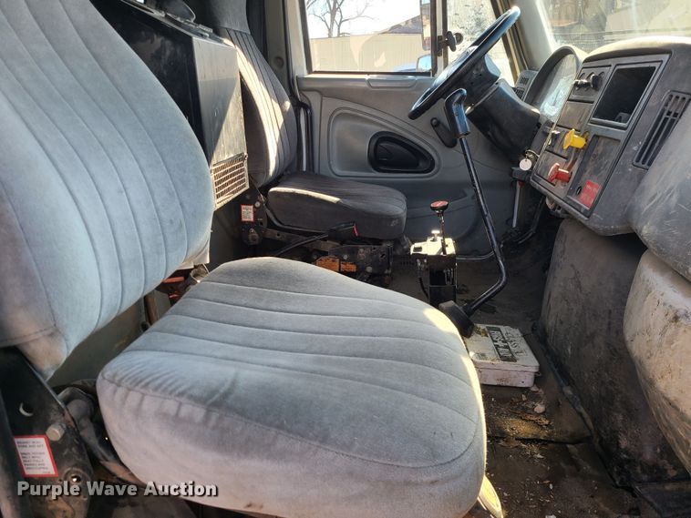 image for item JG9452 2004 International 4400  dump truck