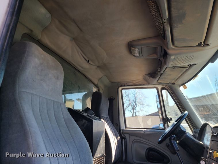 image for item JG9452 2004 International 4400  dump truck