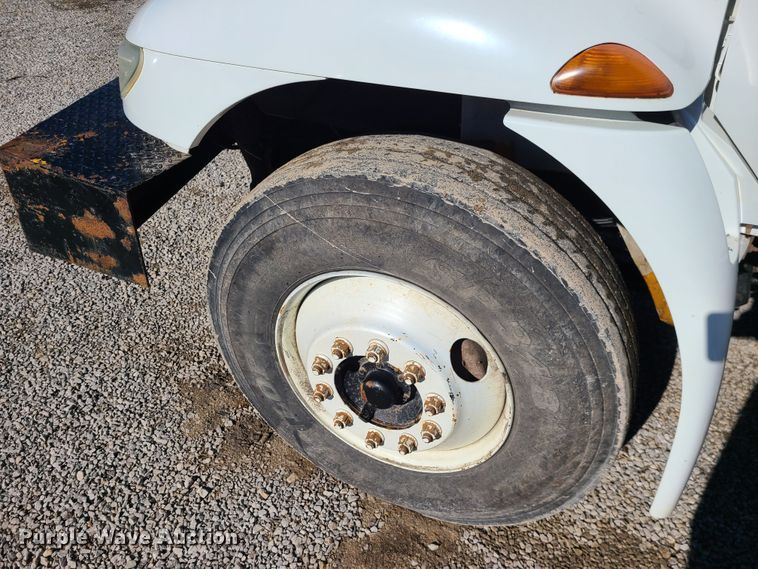 image for item JG9452 2004 International 4400  dump truck