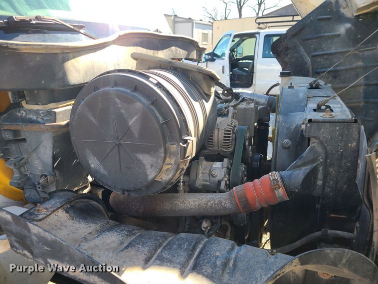 image for item JG9452 2004 International 4400  dump truck