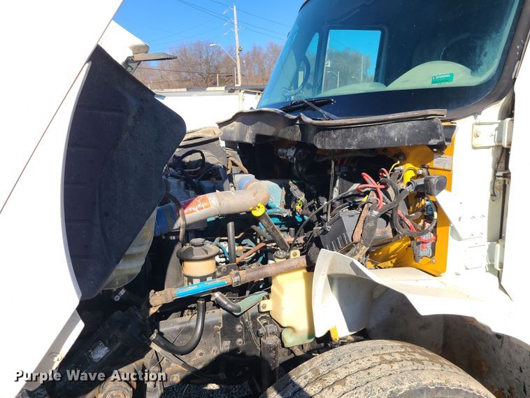 image for item JG9452 2004 International 4400  dump truck