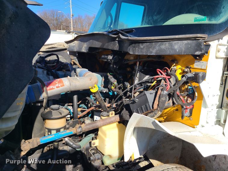 image for item JG9452 2004 International 4400  dump truck