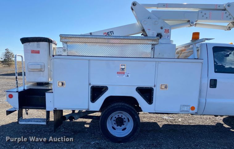 image for item JW9172 2016 Ford F550 Super Duty  bucket truck