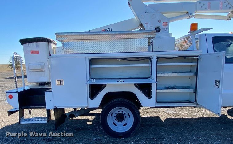 image for item JW9172 2016 Ford F550 Super Duty  bucket truck