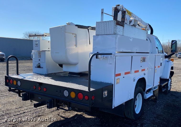 image for item JW9174 2008 Chevrolet C5500  bucket truck