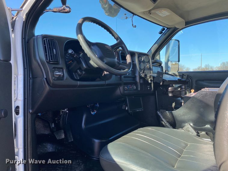 image for item JW9174 2008 Chevrolet C5500  bucket truck