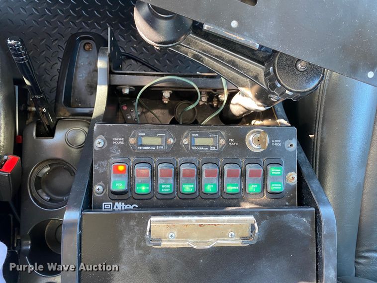 image for item JW9174 2008 Chevrolet C5500  bucket truck