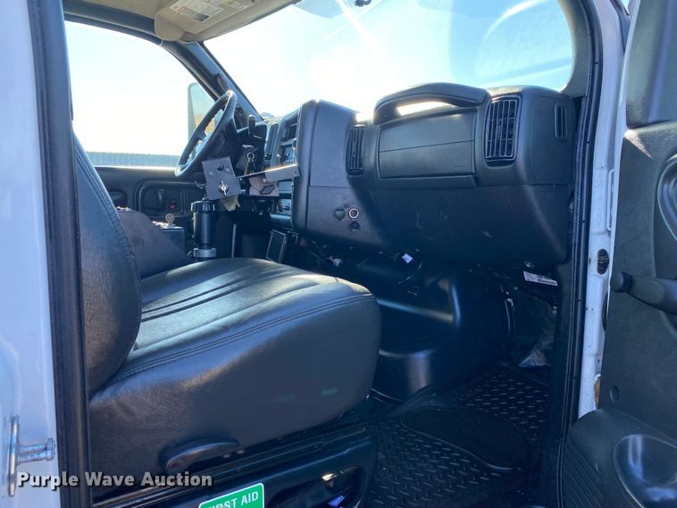 image for item JW9174 2008 Chevrolet C5500  bucket truck