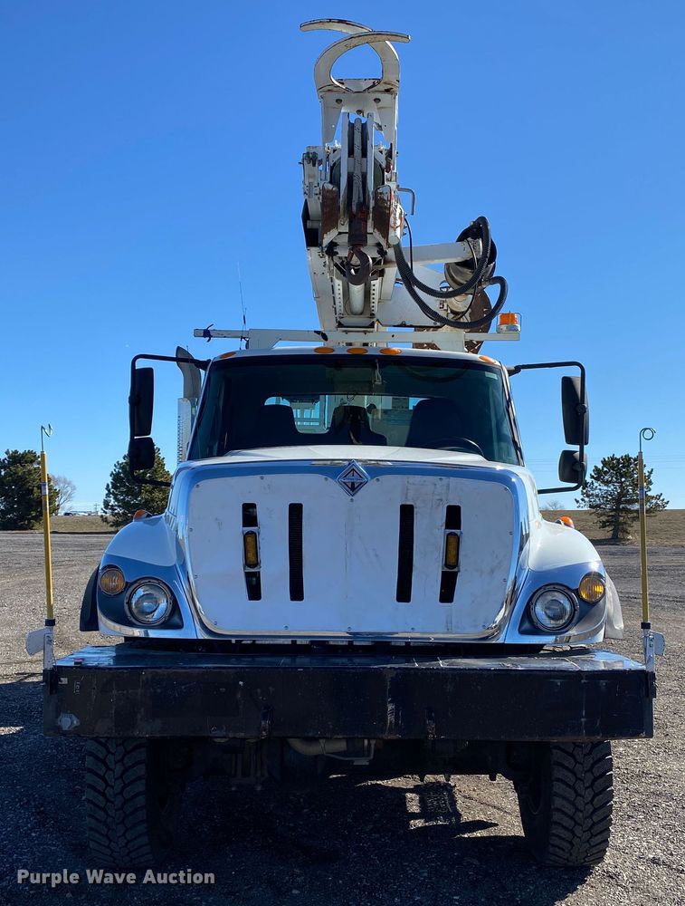 image for item JW9176 2009 International SX525  digger derrick truck